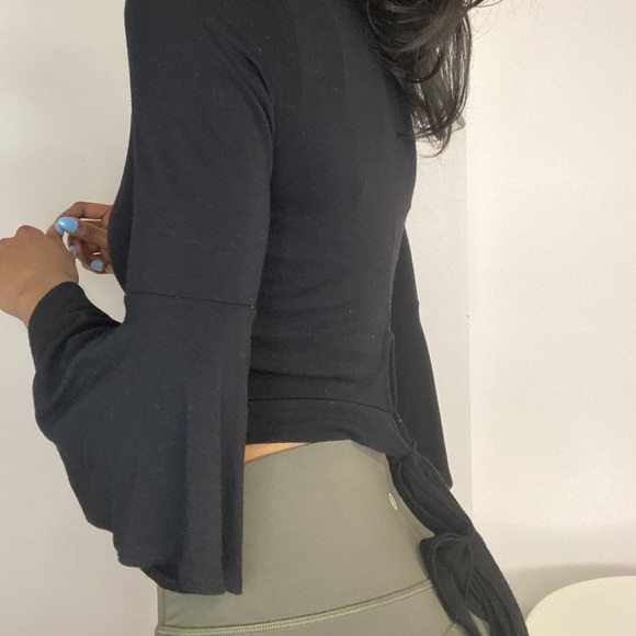 CLASSY BLACK CROP TOP - Picture 3 of 5